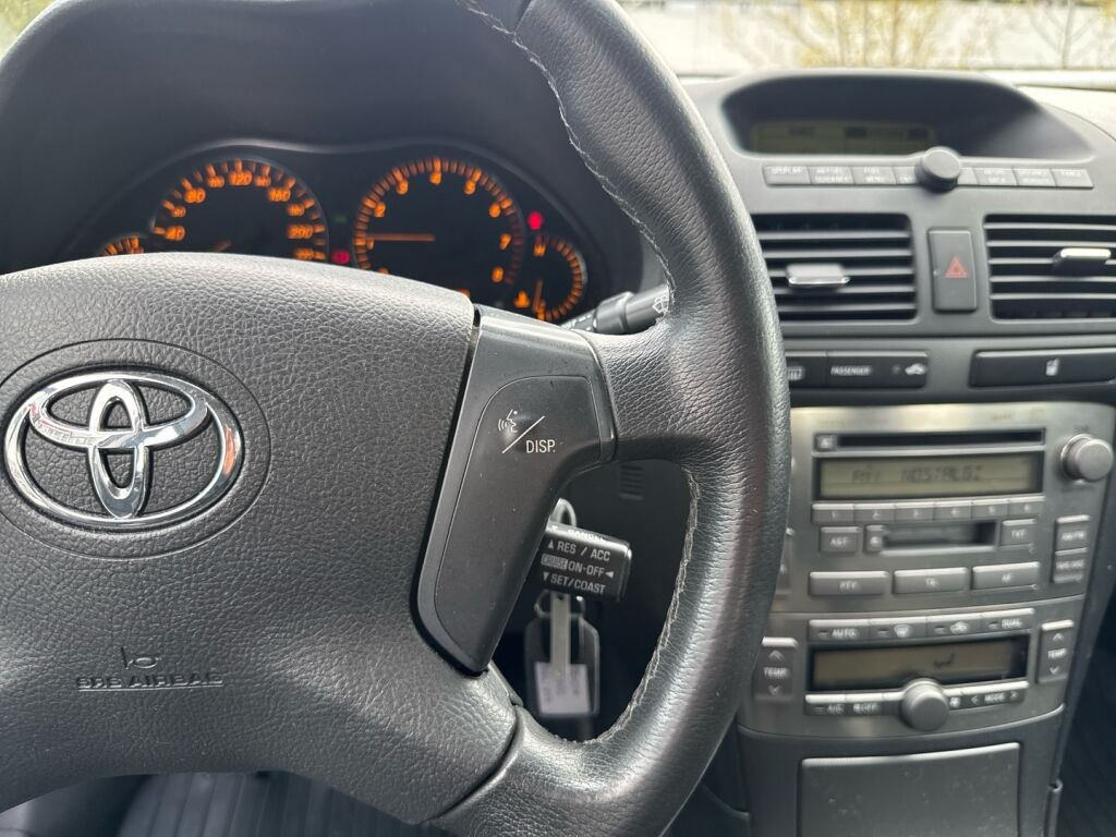 Toyota Avensis 2004 Harmaa