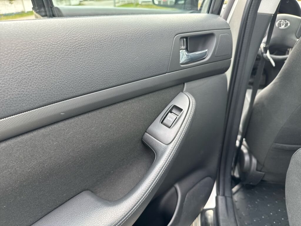 Toyota Avensis 2004 Harmaa