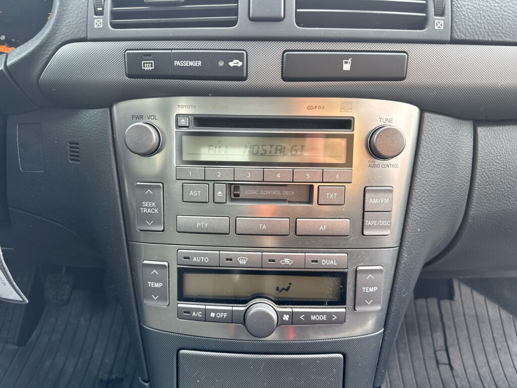 Toyota Avensis 2004 Harmaa