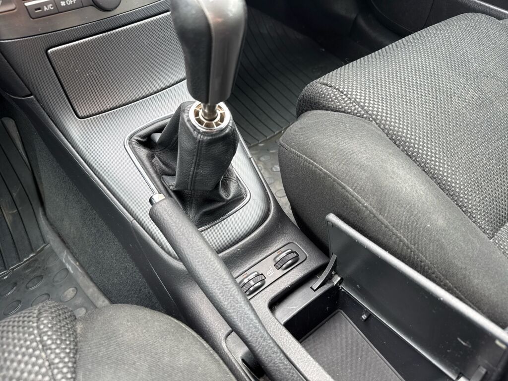 Toyota Avensis 2004 Harmaa