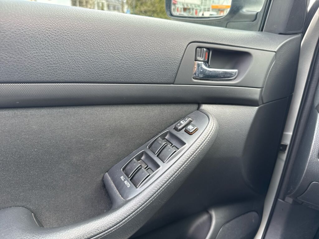 Toyota Avensis 2004 Harmaa