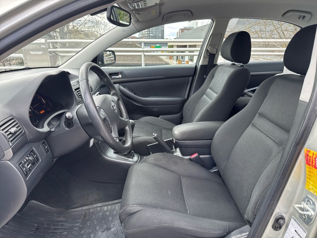 Toyota Avensis 2004 Harmaa