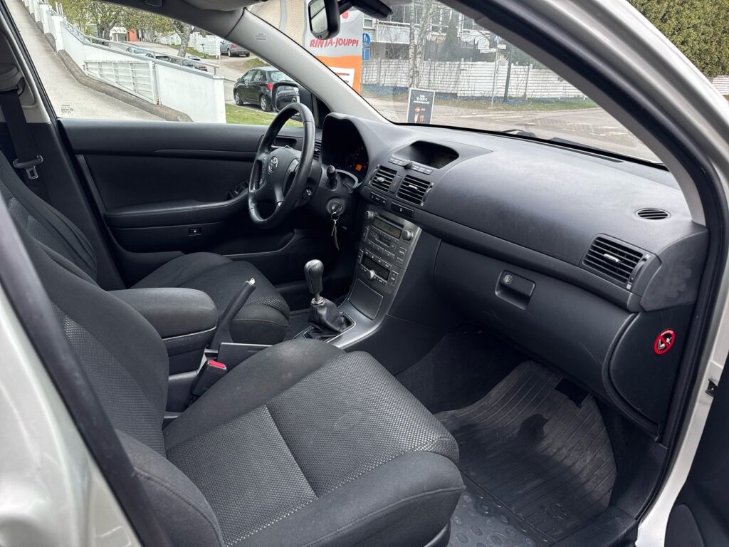 Toyota Avensis 2004 Harmaa
