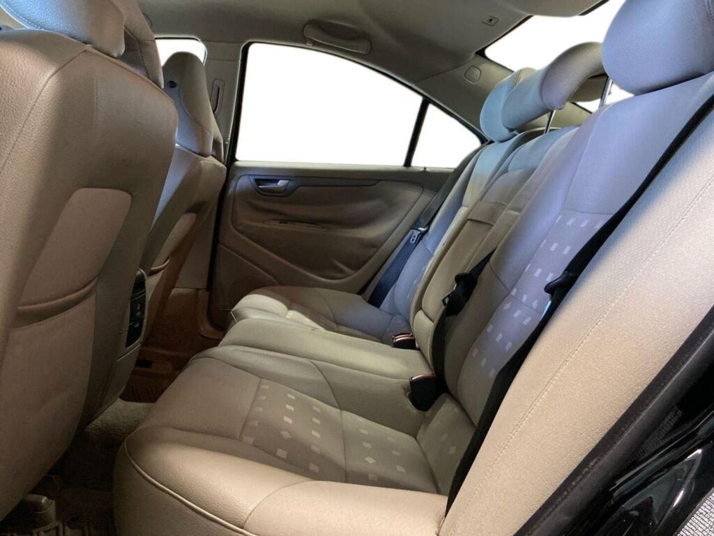 Volvo S60 2005 Musta
