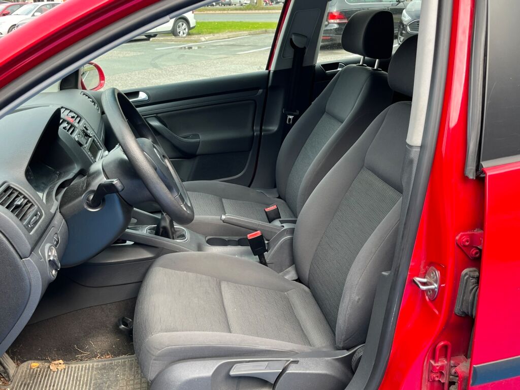 Volkswagen Golf 2005 Punainen