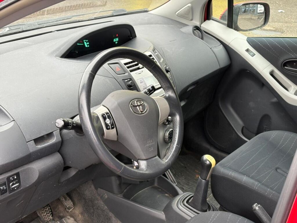 Toyota Yaris 2006 Punainen