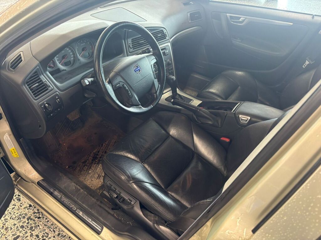 Volvo V70 2006 Keltainen