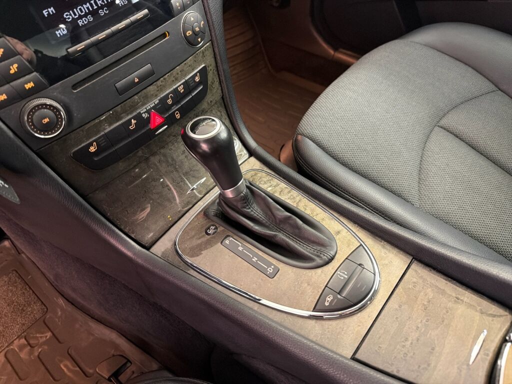 Mercedes-Benz E 2007 Punainen