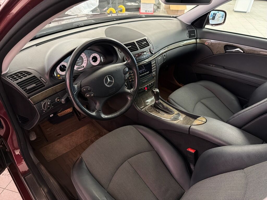 Mercedes-Benz E 2007 Punainen