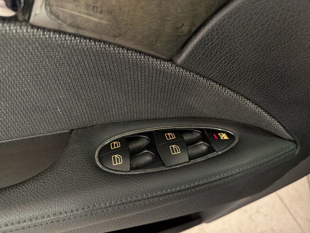 Mercedes-Benz E 2007 Punainen