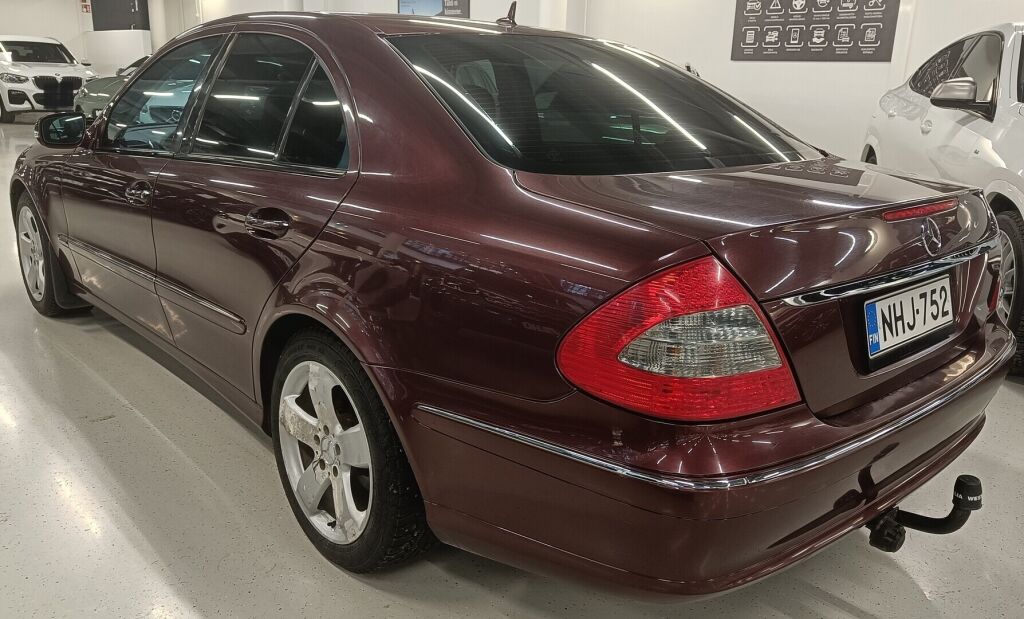 Mercedes-Benz E 2007 Punainen