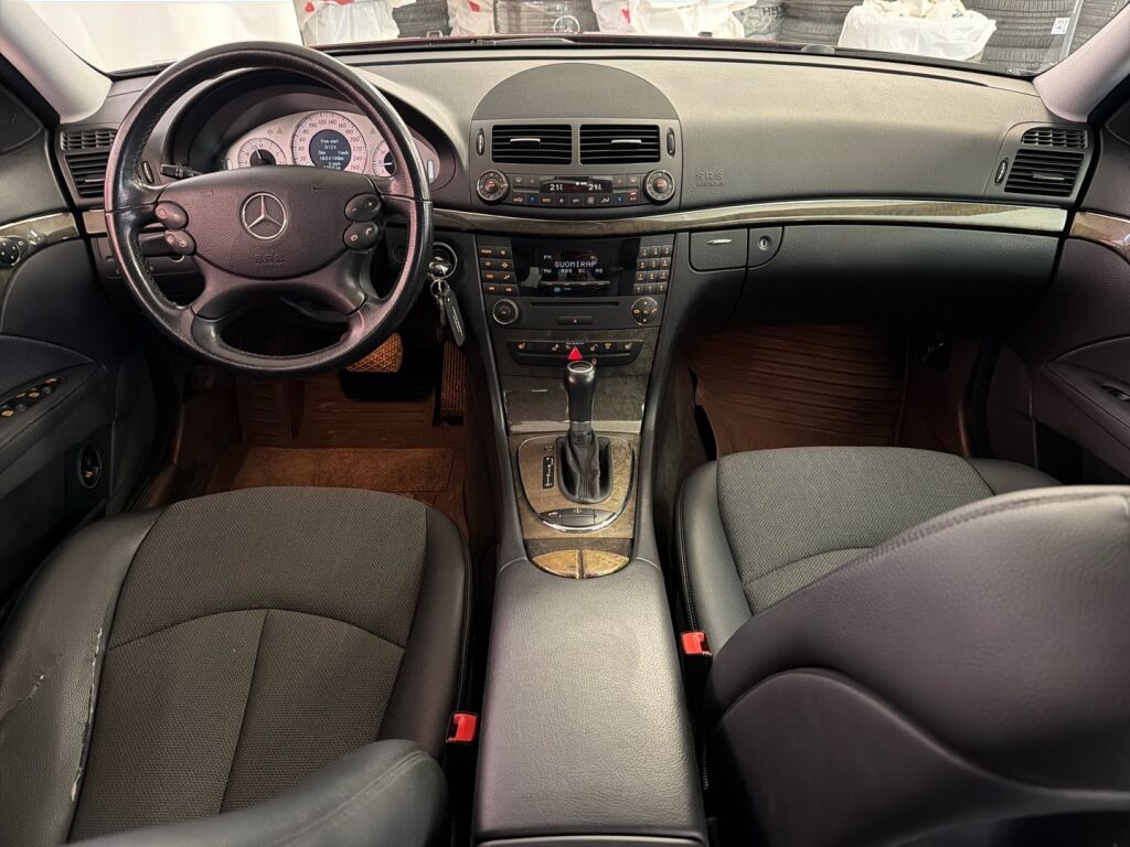 Mercedes-Benz E 2007 Punainen