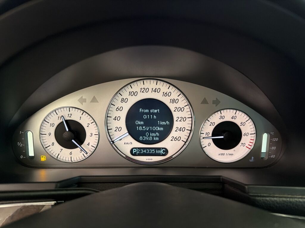 Mercedes-Benz E 2007 Punainen