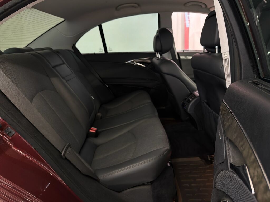 Mercedes-Benz E 2007 Punainen