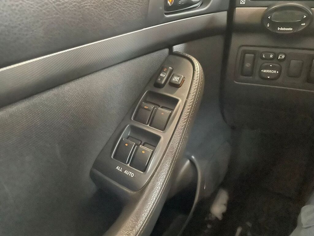 Toyota Avensis 2008 Punainen