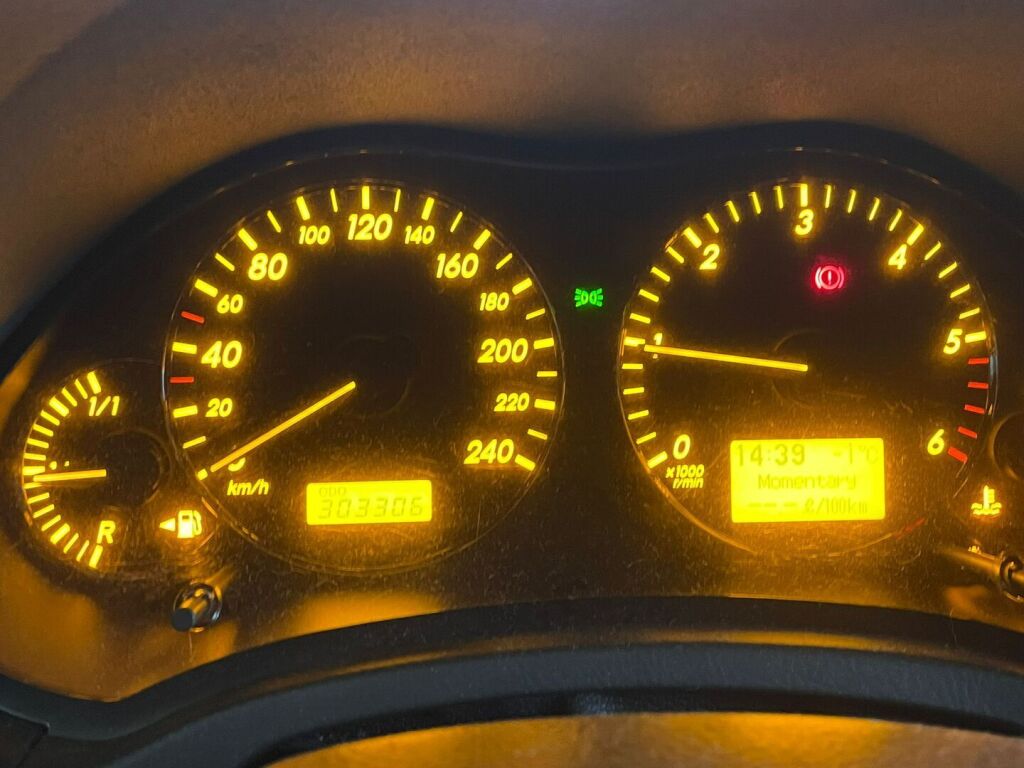 Toyota Avensis 2008 Punainen