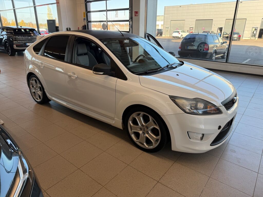 Ford Focus 2010 Valkoinen