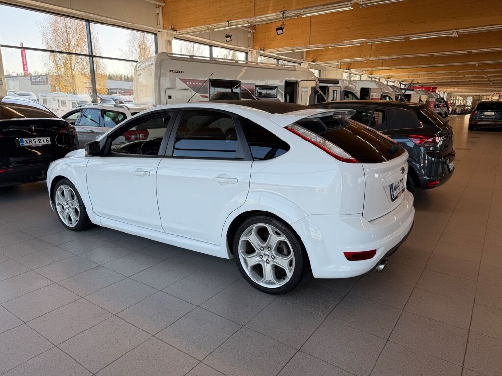 Ford Focus 2010 Valkoinen