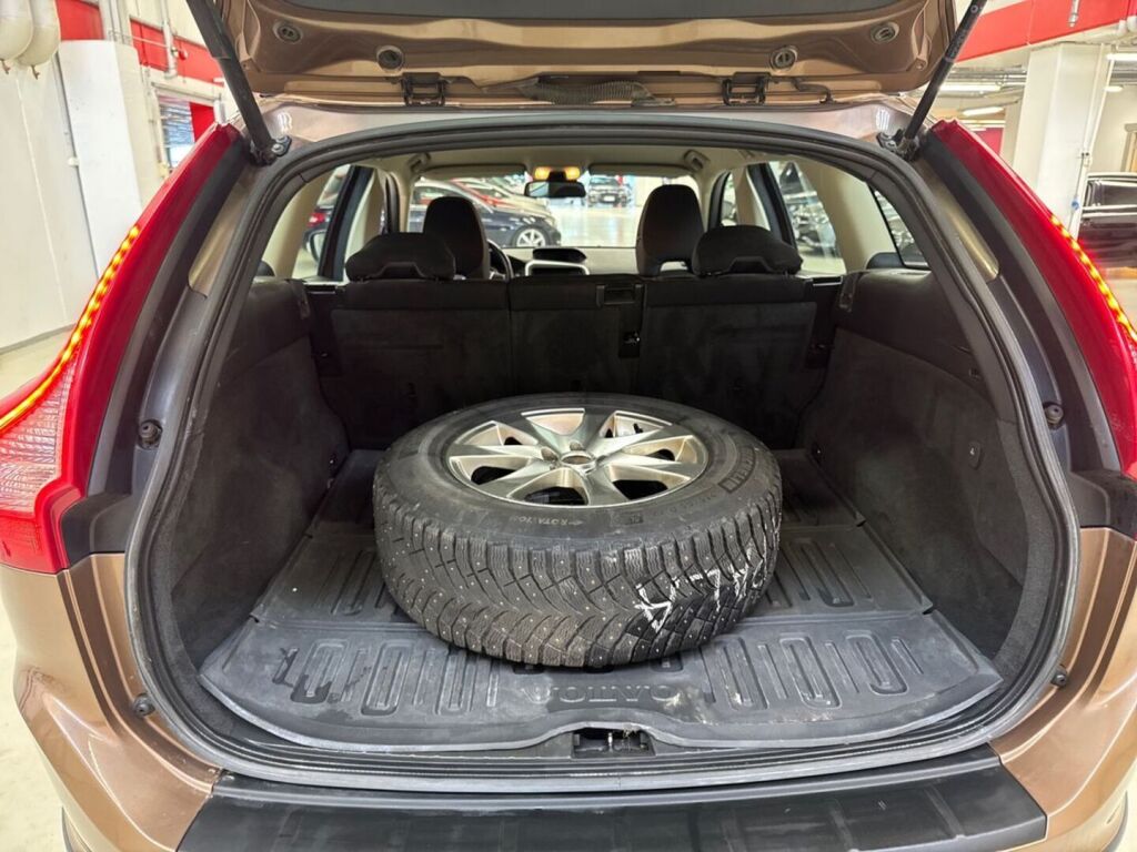 Volvo XC60 2010 Ruskea (beige)