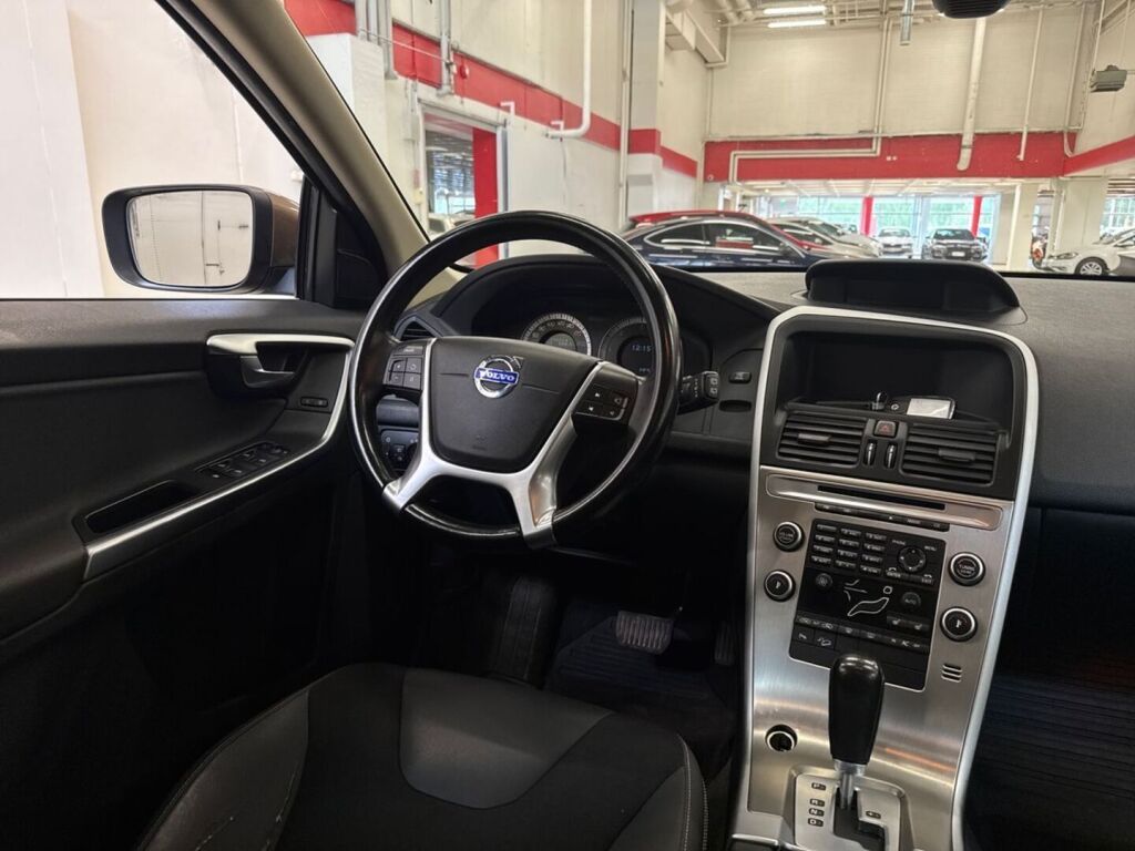 Volvo XC60 2010 Ruskea (beige)