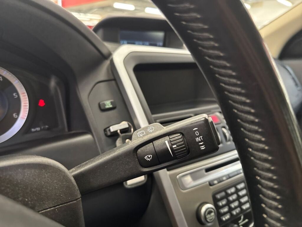 Volvo XC60 2010 Ruskea (beige)