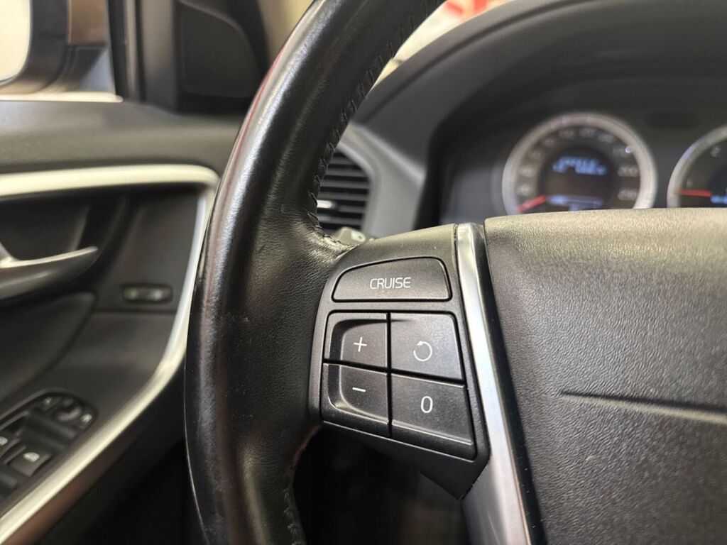 Volvo XC60 2010 Ruskea (beige)