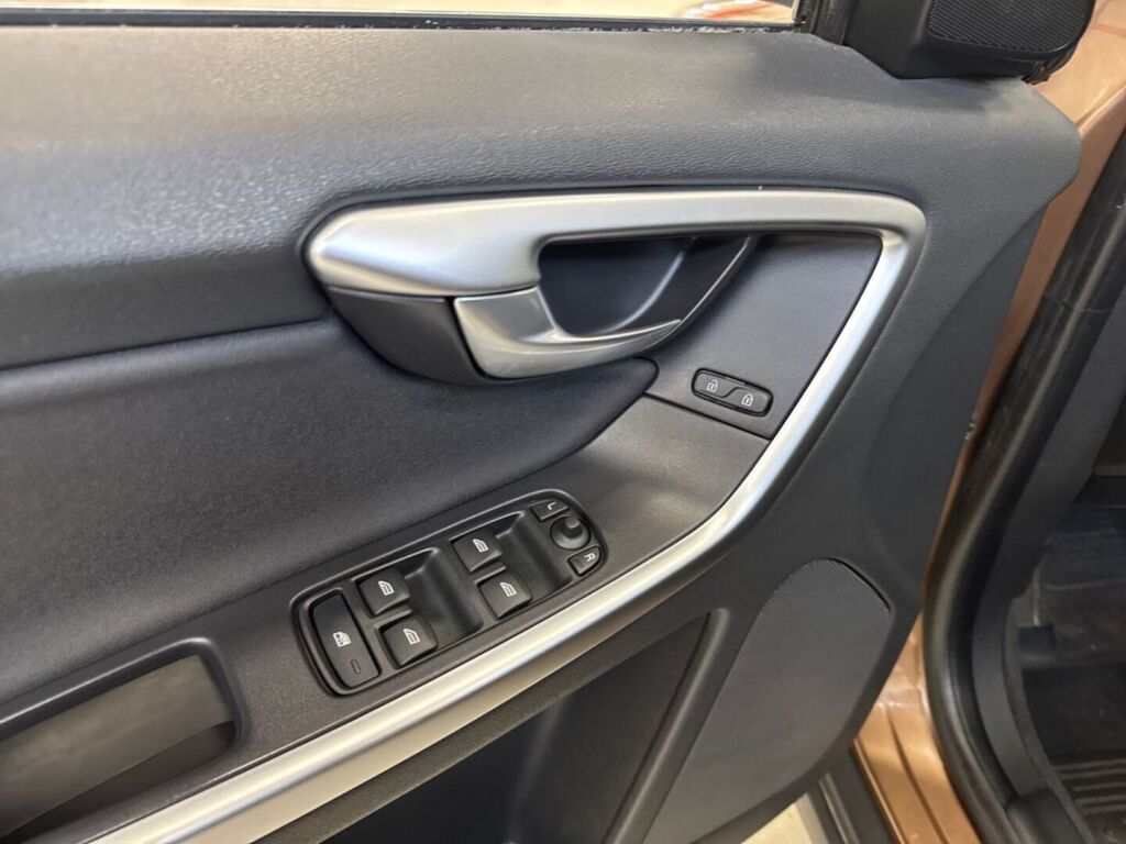 Volvo XC60 2010 Ruskea (beige)