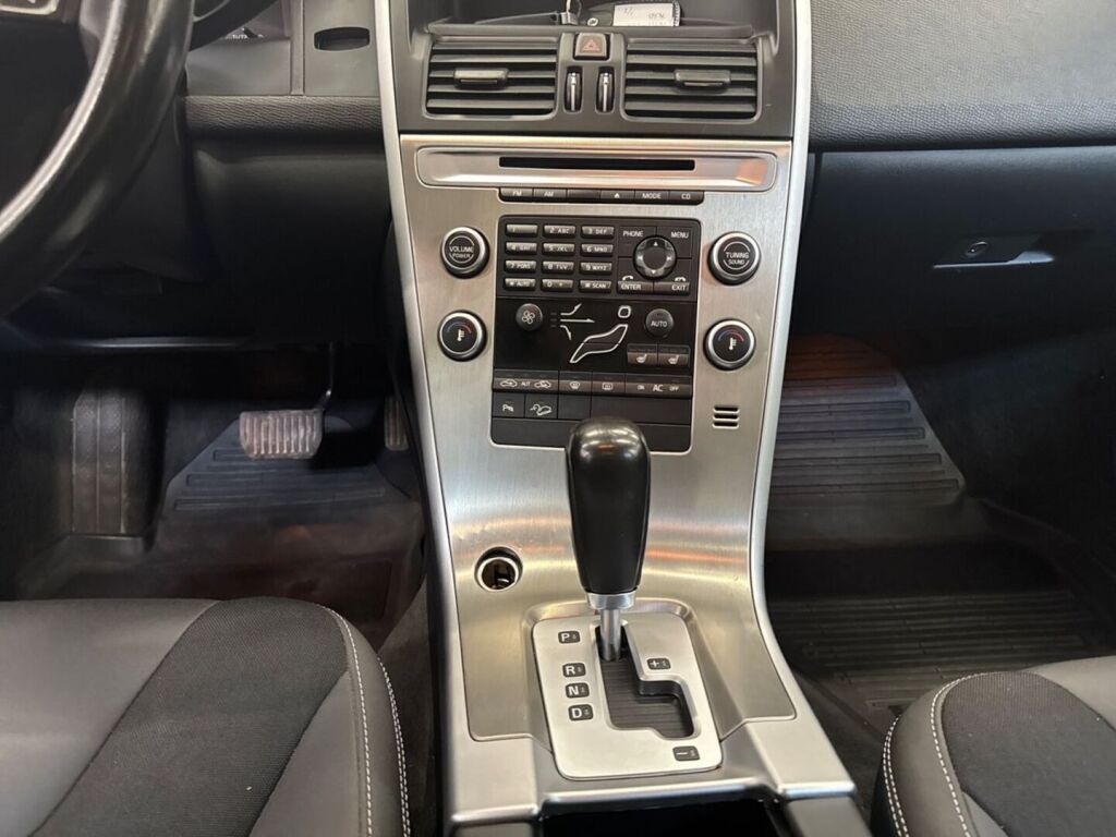 Volvo XC60 2010 Ruskea (beige)