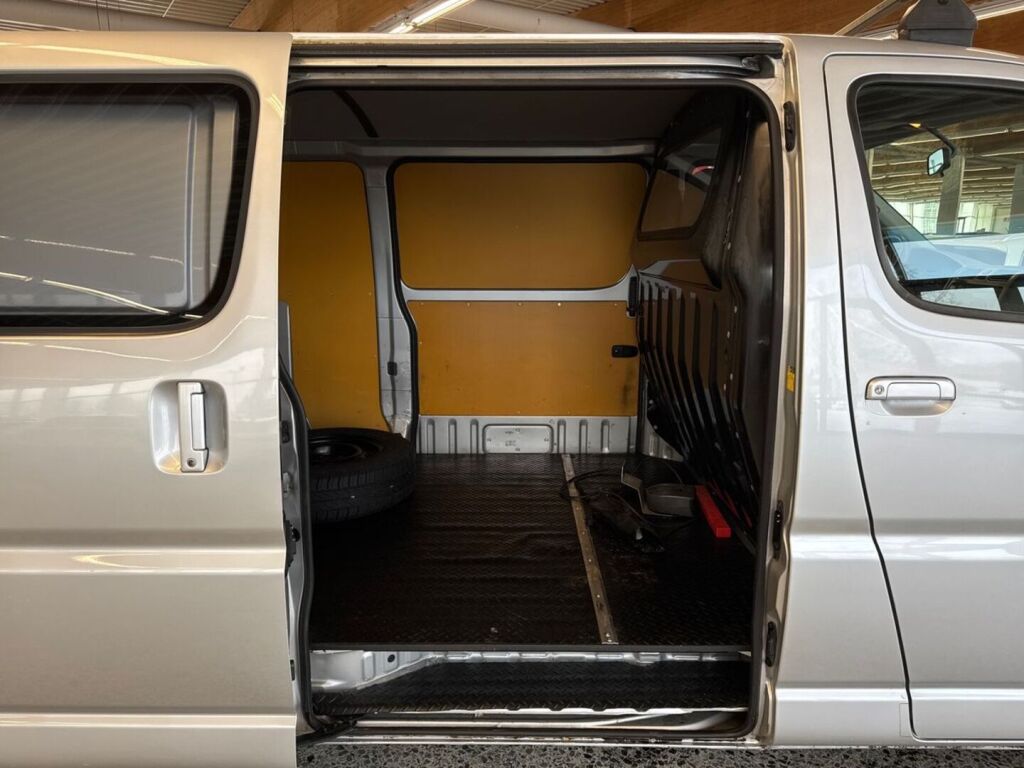 Toyota Hiace 2010 Metallinhohto Hopea