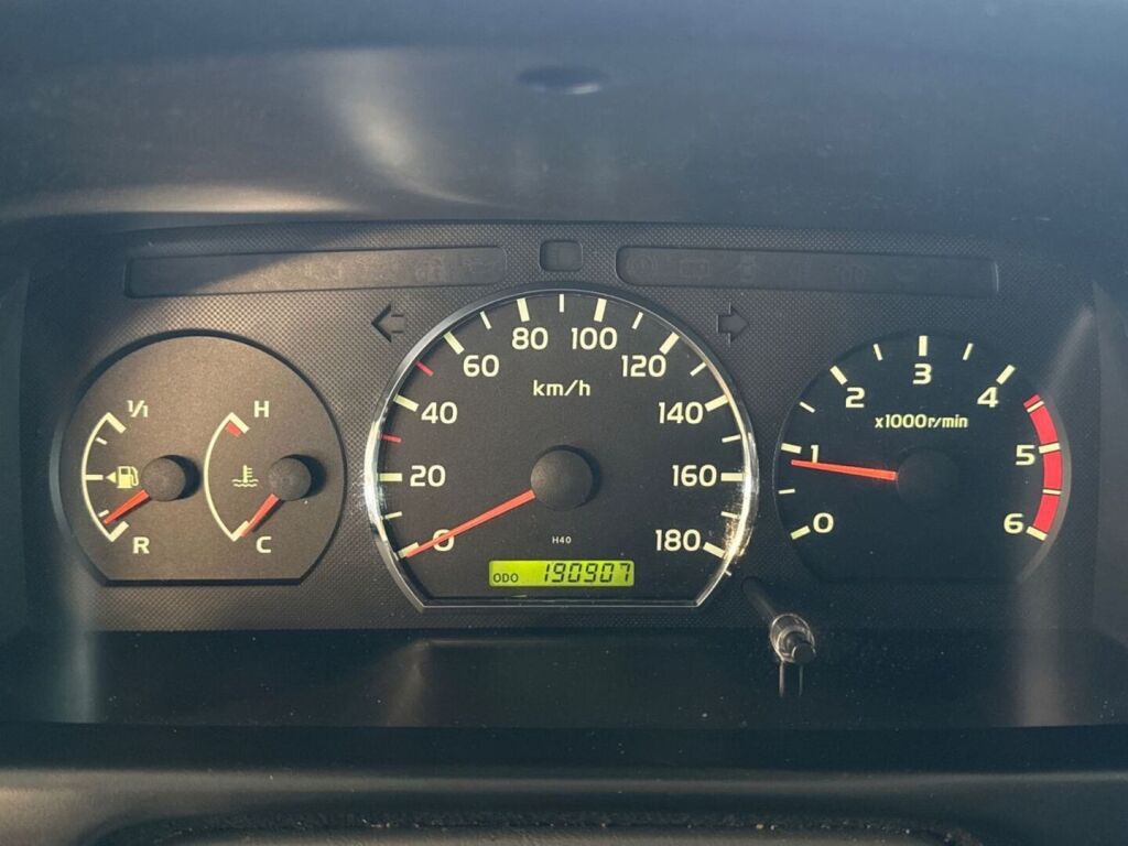 Toyota Hiace 2010 Metallinhohto Hopea