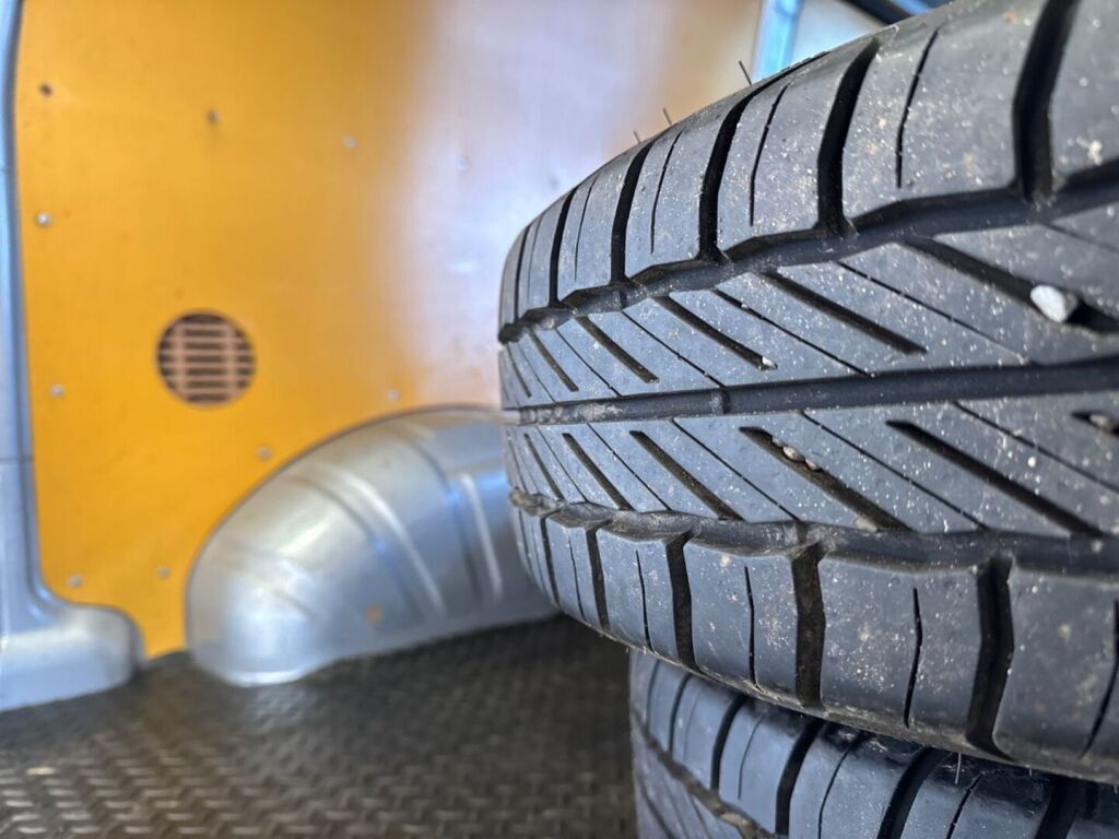 Toyota Hiace 2010 Metallinhohto Hopea