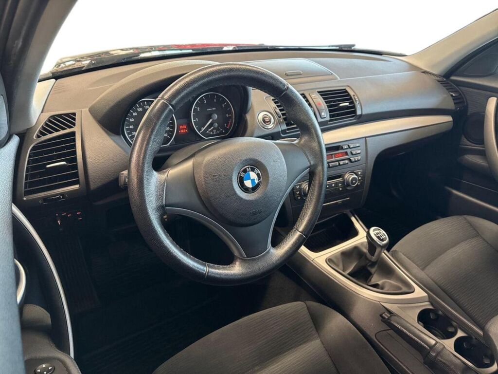 BMW 116 2011 Musta