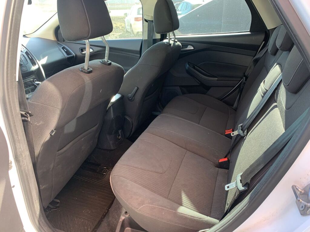 Ford Focus 2011 Valkoinen