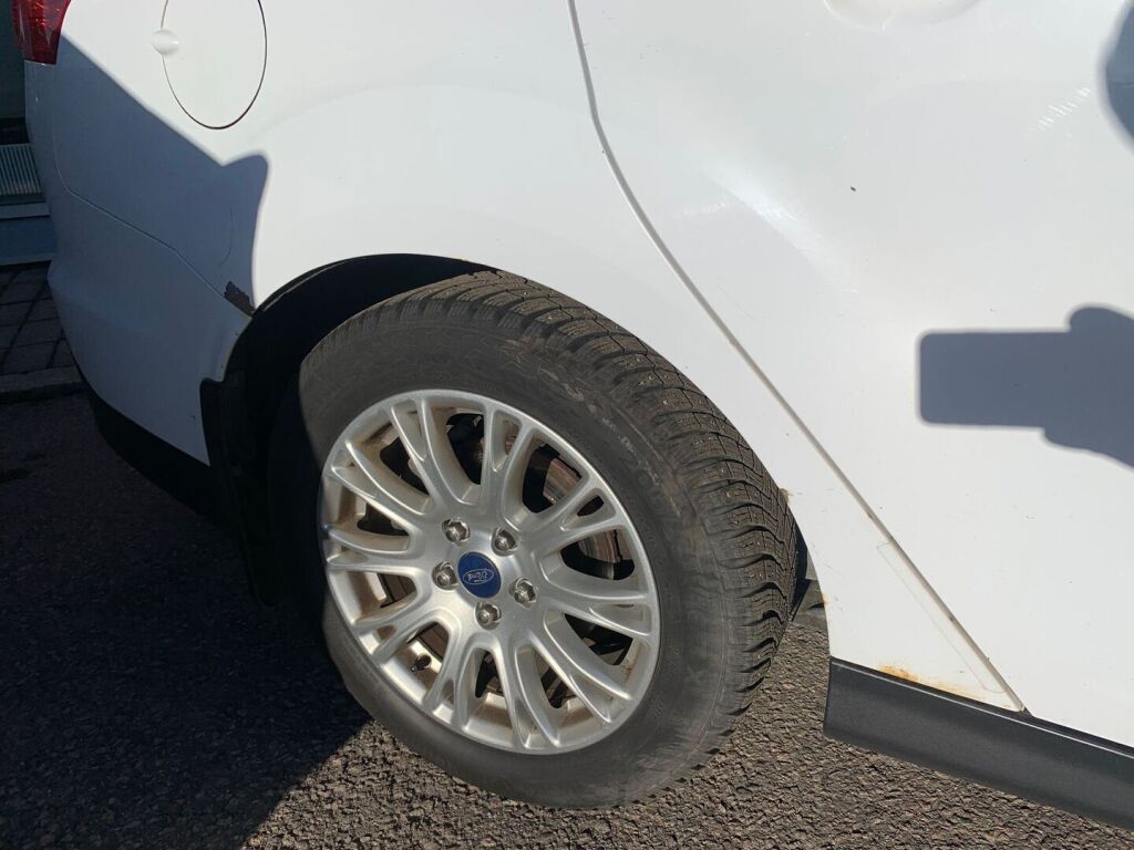 Ford Focus 2011 Valkoinen