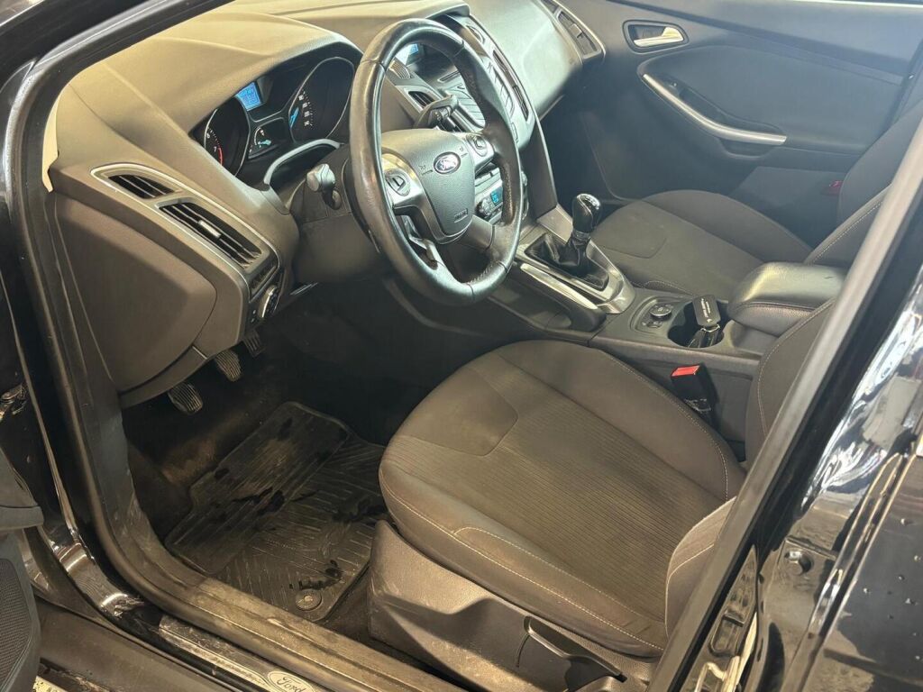 Ford Focus 2011 Musta