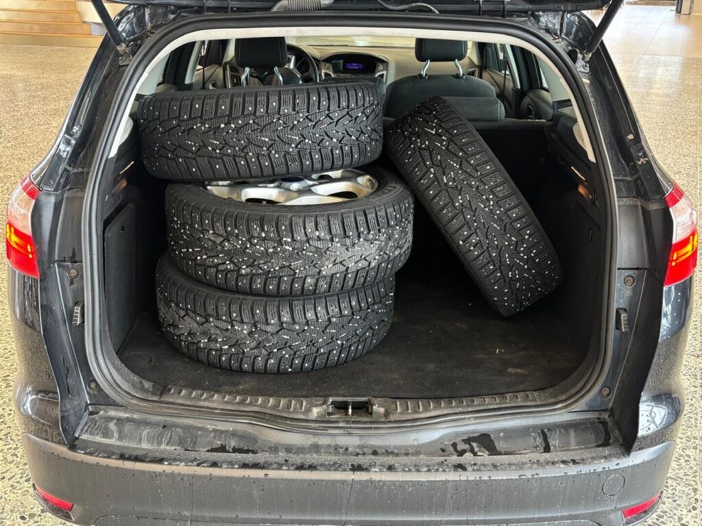 Ford Focus 2011 Musta