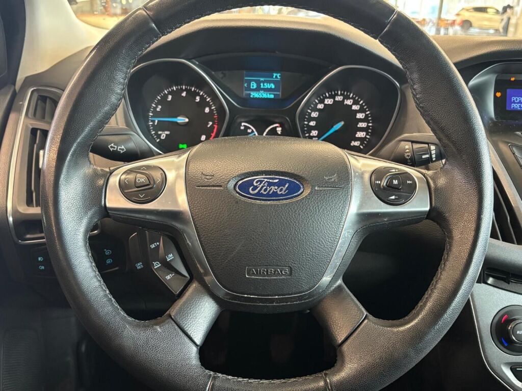 Ford Focus 2011 Musta