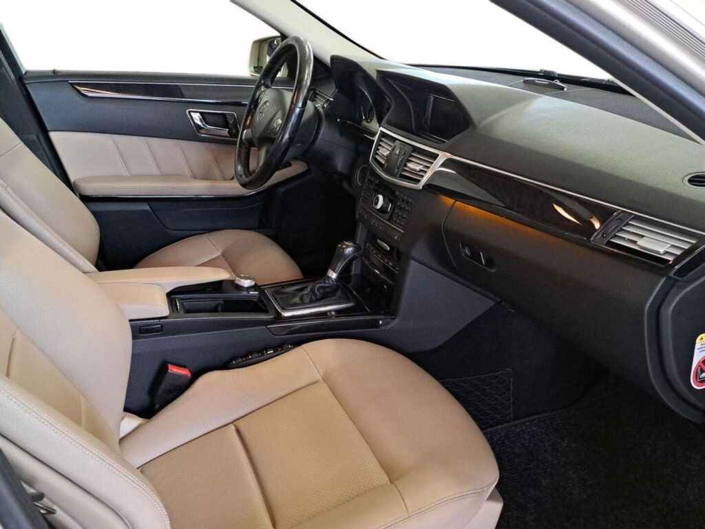 Mercedes-Benz E 2011 Ruskea (beige)
