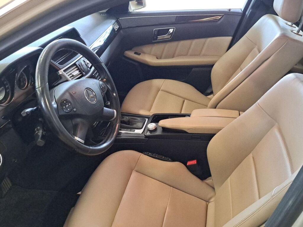 Mercedes-Benz E 2011 Ruskea (beige)