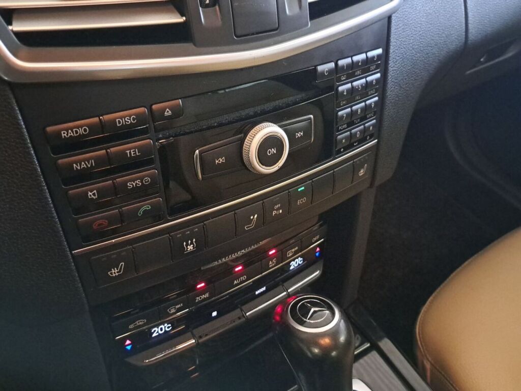 Mercedes-Benz E 2011 Ruskea (beige)