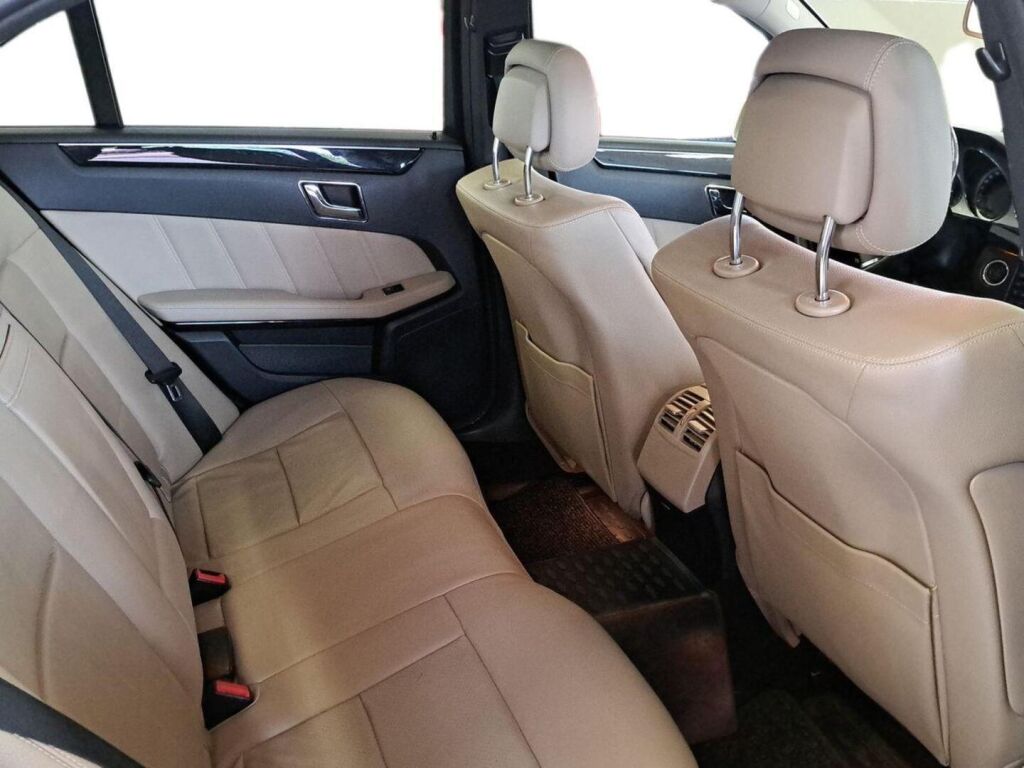 Mercedes-Benz E 2011 Ruskea (beige)