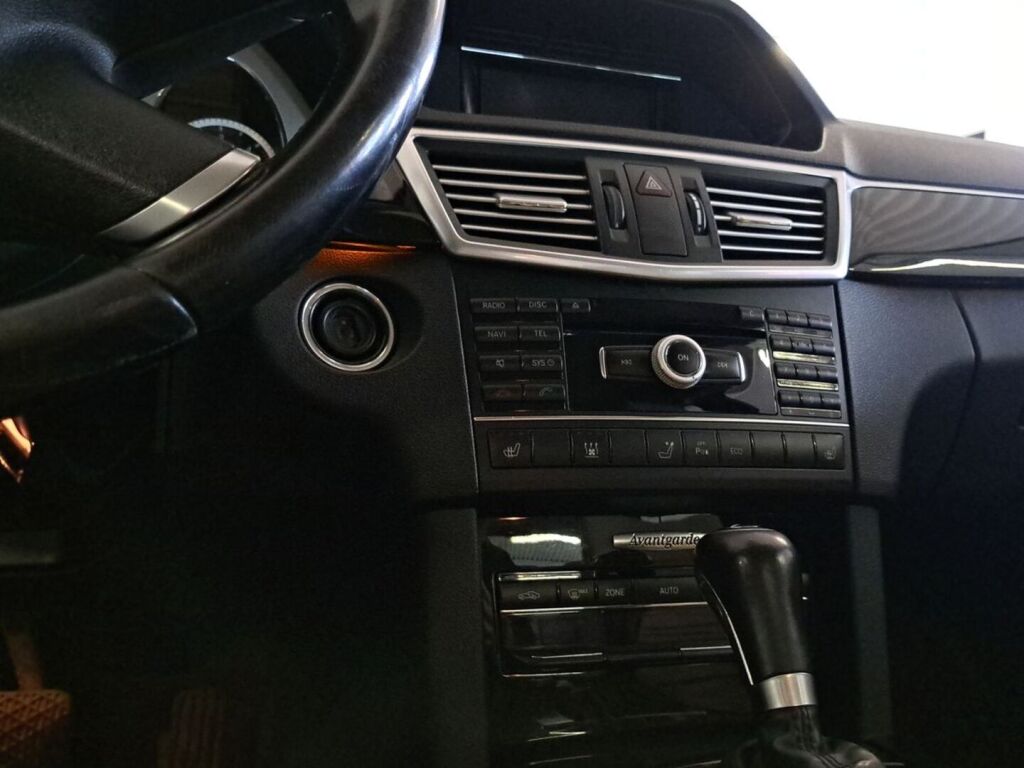 Mercedes-Benz E 2011 Ruskea (beige)