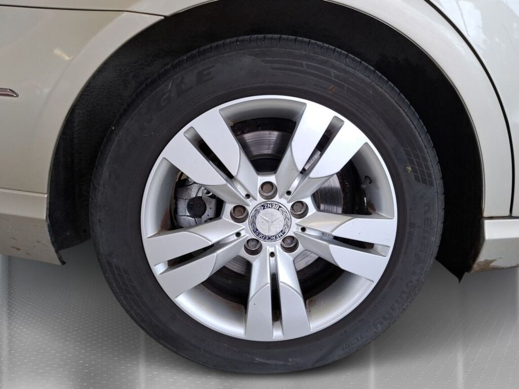 Mercedes-Benz E 2011 Ruskea (beige)