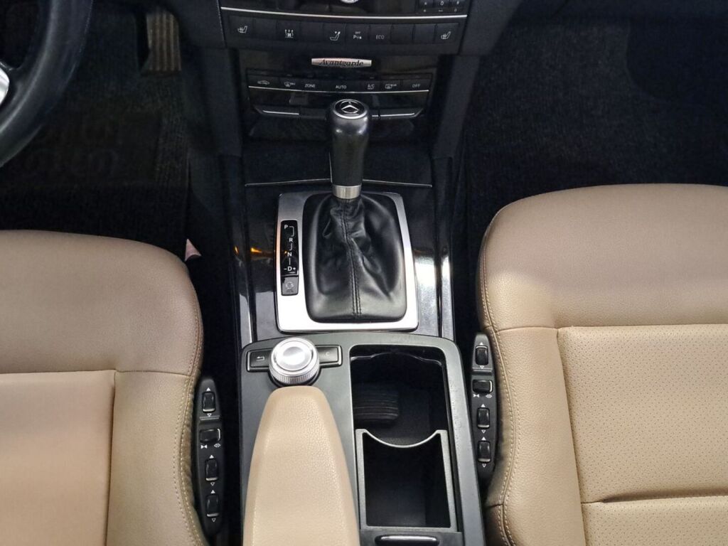 Mercedes-Benz E 2011 Ruskea (beige)