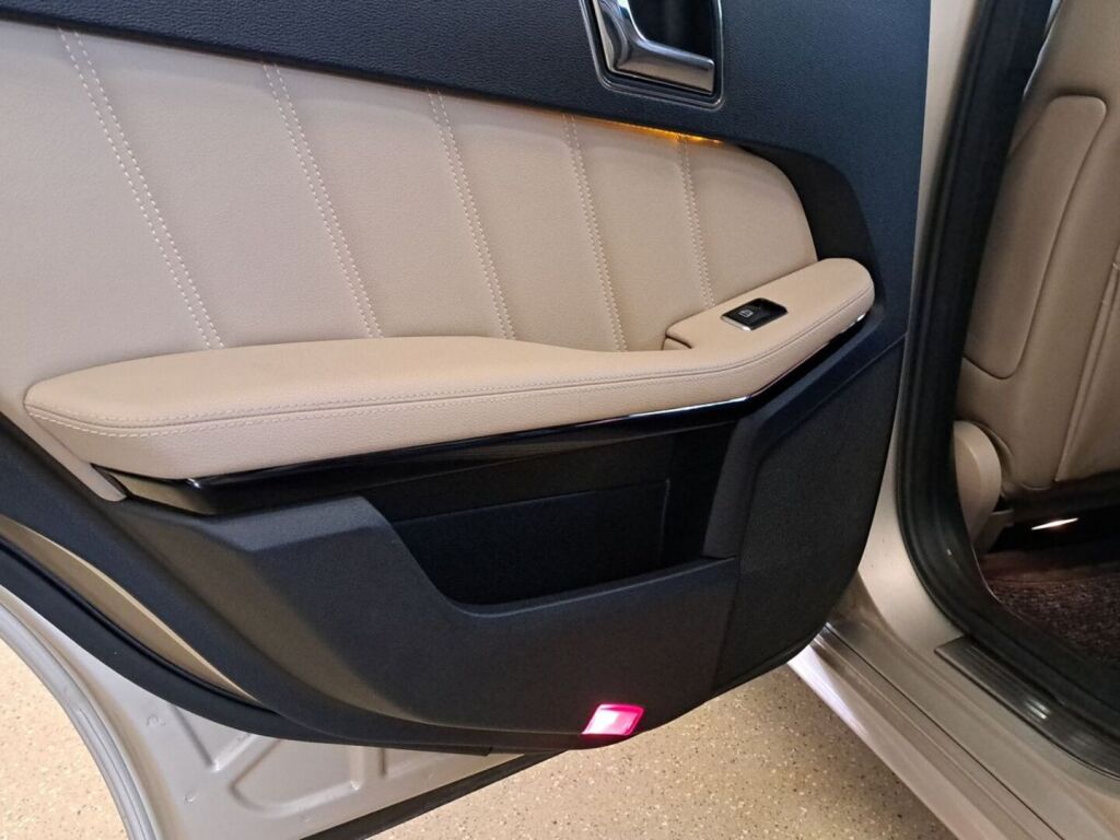 Mercedes-Benz E 2011 Ruskea (beige)