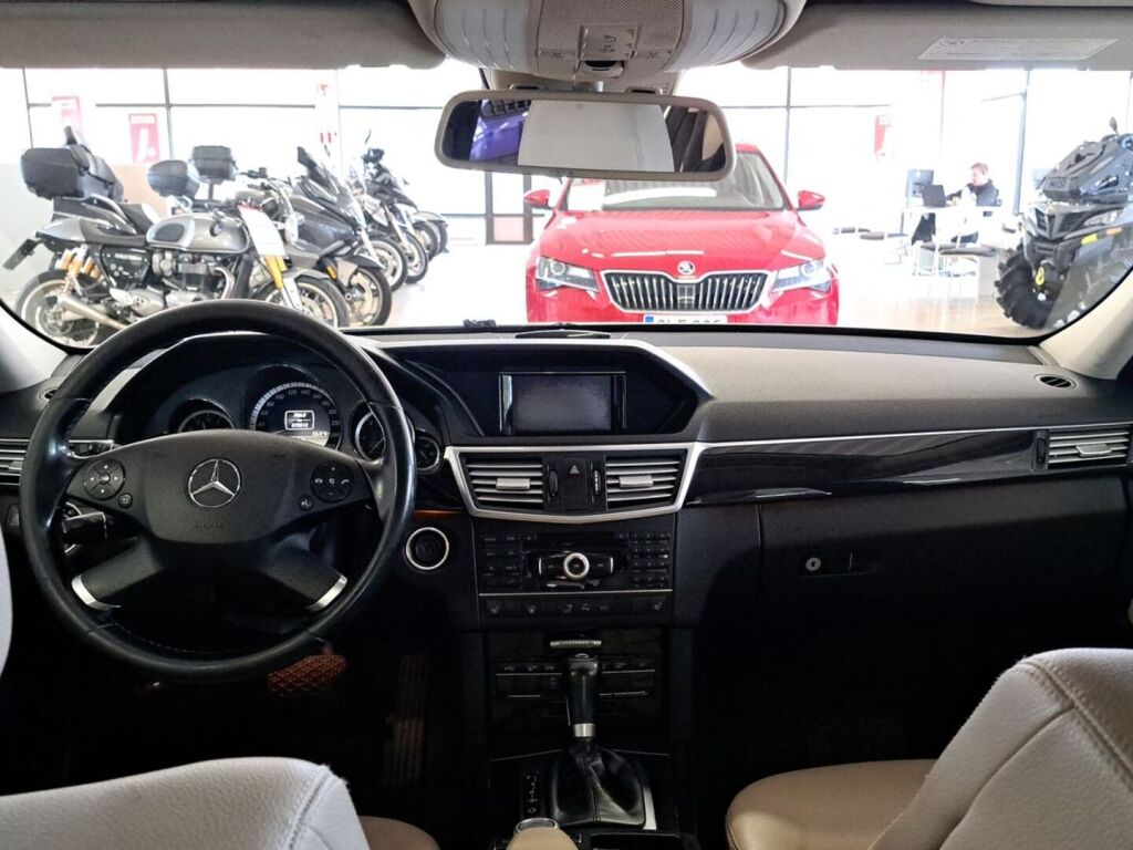 Mercedes-Benz E 2011 Ruskea (beige)