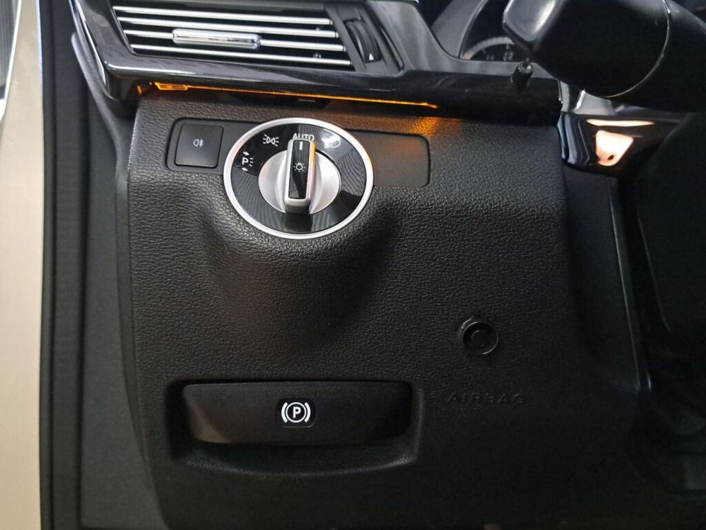 Mercedes-Benz E 2011 Ruskea (beige)