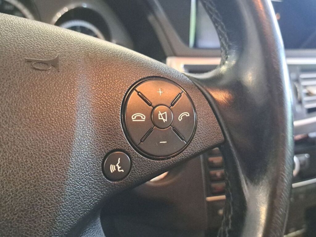 Mercedes-Benz E 2011 Ruskea (beige)