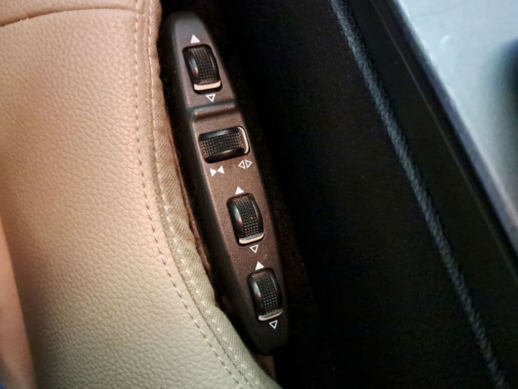 Mercedes-Benz E 2011 Ruskea (beige)