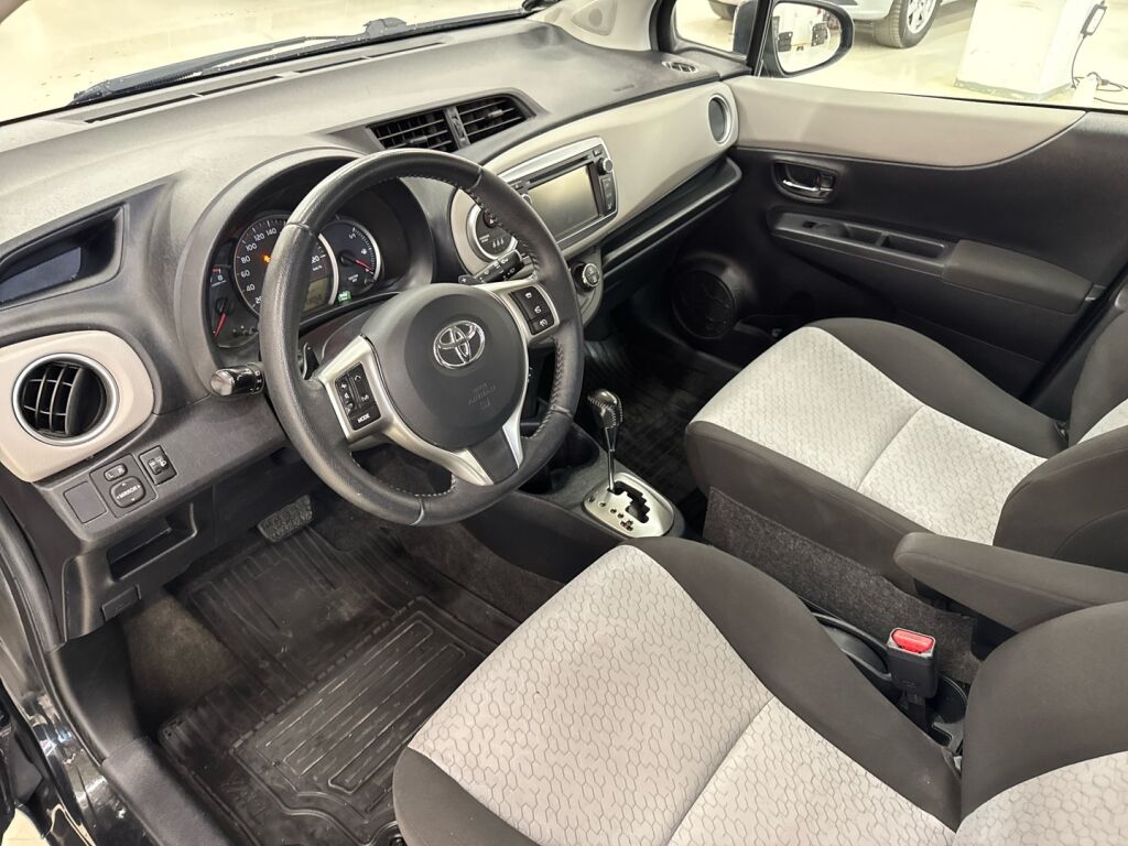 Toyota Yaris 2012 Musta